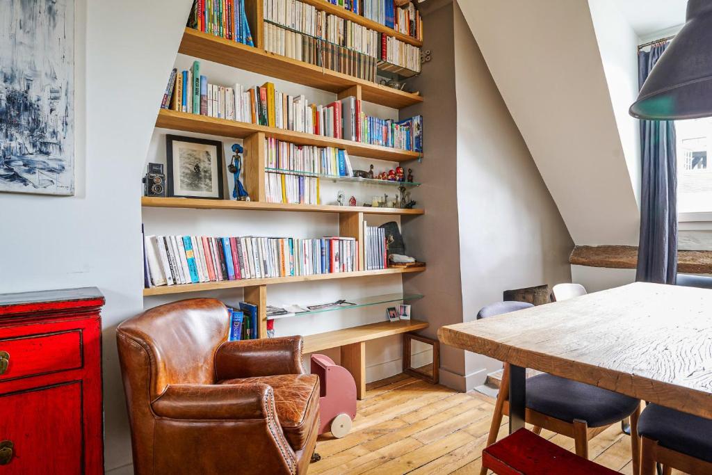 una habitación con una estantería llena de libros en Charming flat right by the Jardin du Luxembourg - Welkeys en París