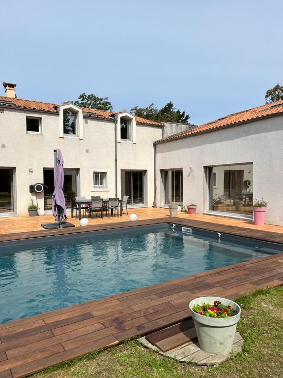 Photo de la galerie de l'établissement Chambre double avec salle de bain et toilettes séparés , Kitchenette partagée, à La Rochelle