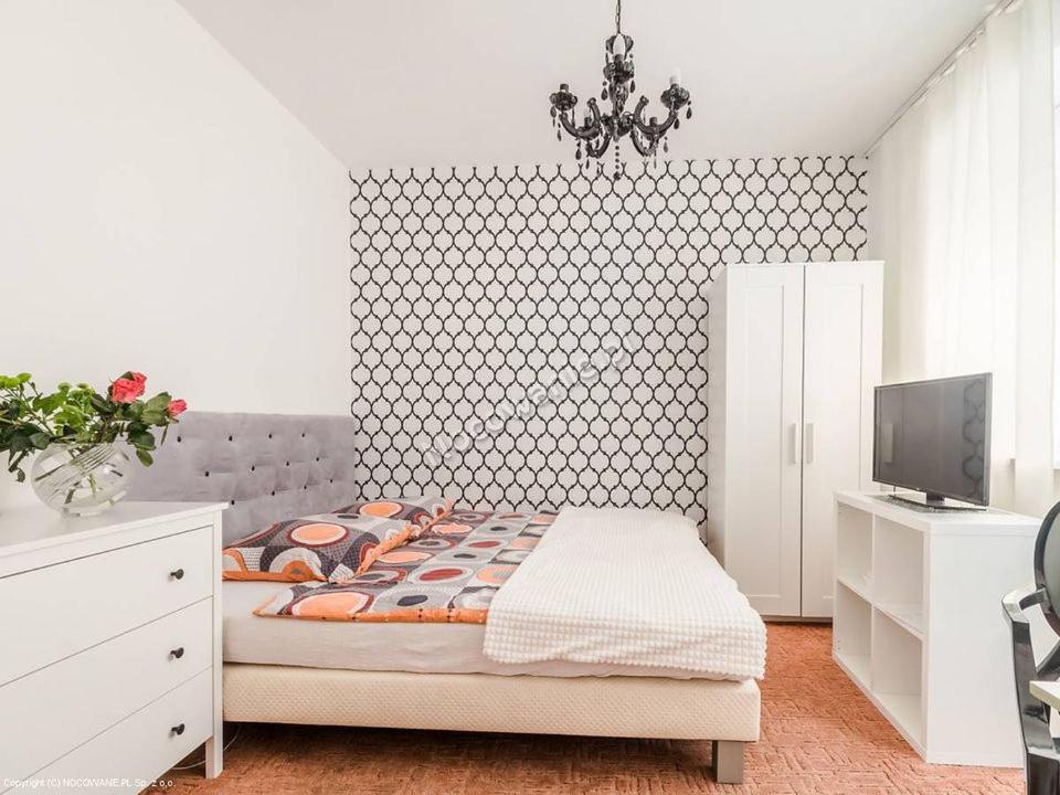 sypialnia z łóżkiem i telewizorem w obiekcie Pokoje Gościnne Bryza Gdynia w mieście Gdynia