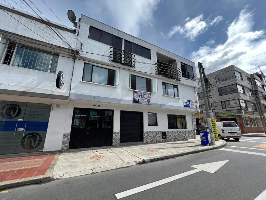 um edifício na esquina de uma rua da cidade em Aparta-estudio Ciudad Jardin Norte 202 em Bogotá