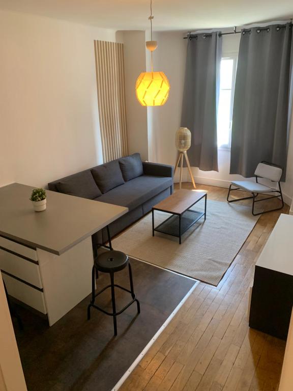 sala de estar con sofá y mesa en Appartement T3 Lyon, part Dieu, en Lyon