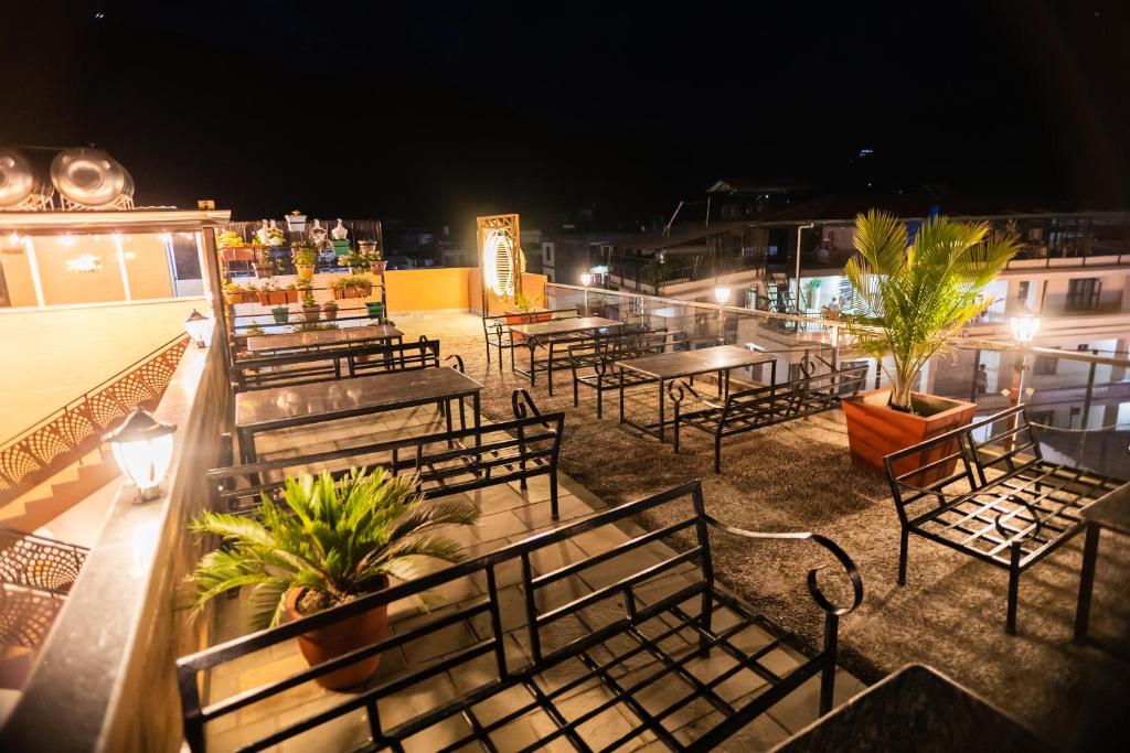 Balkón nebo terasa v ubytování Baranda Restro and Events