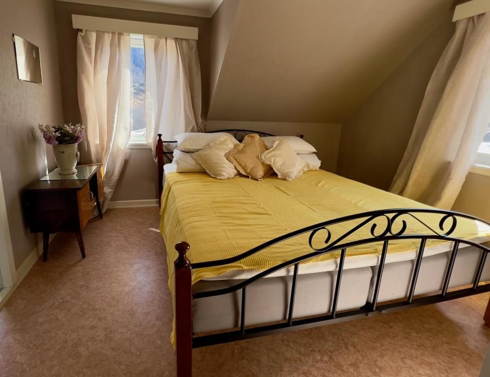SaudaにあるOvernating i Saudaのベッドルーム1室(黄色いシーツ付きのベッド1台、窓付)