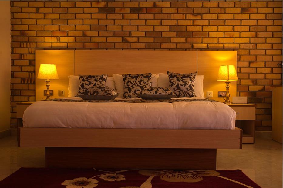 Tempat tidur dalam kamar di SamWeb Bed and Breakfast