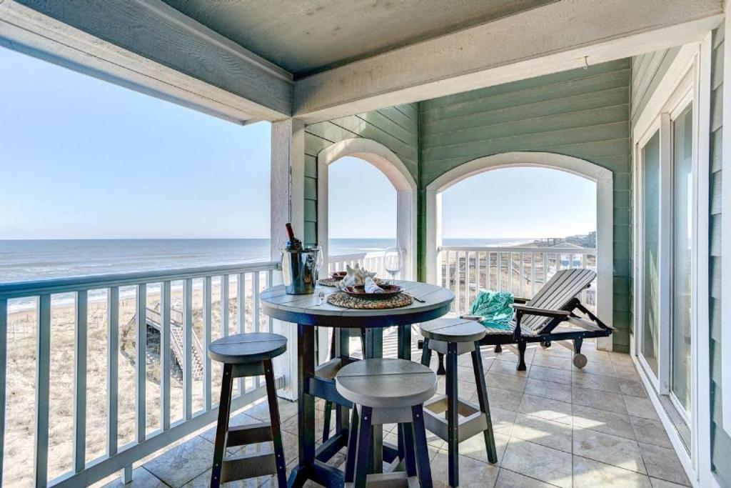 d'un balcon avec une table et des chaises donnant sur l'océan. dans l'établissement FFR316 - Champagne Corner, à Kill Devil Hills