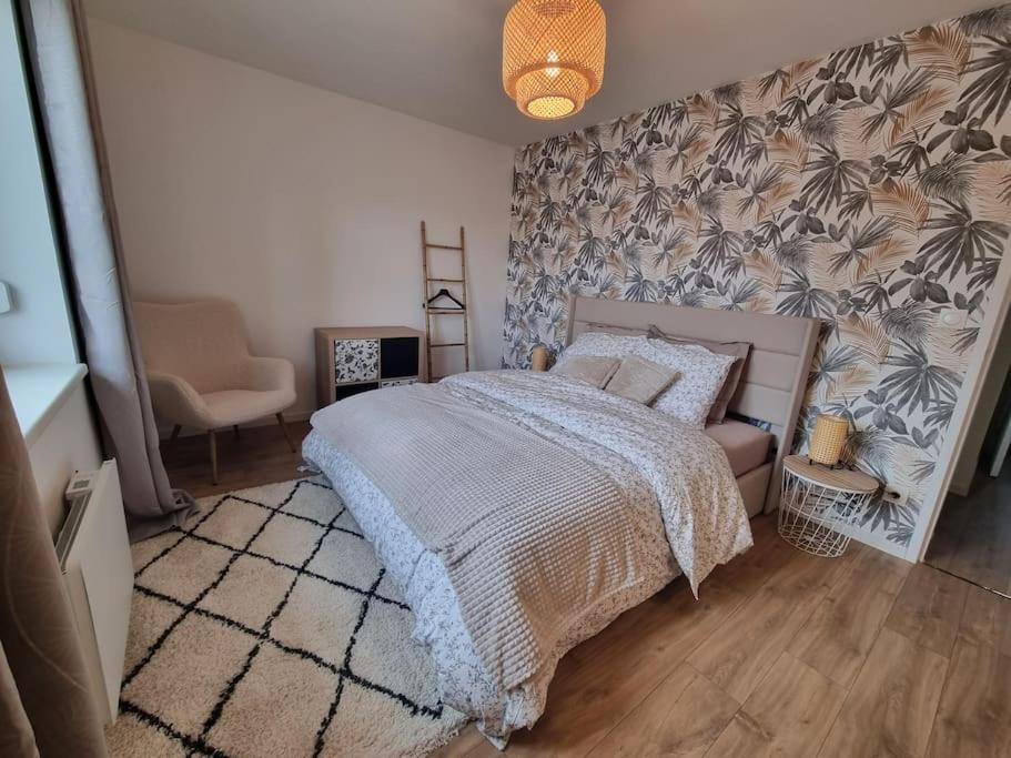 une chambre avec un lit et une chaise dedans dans l'établissement Les Alliés, à Mulhouse