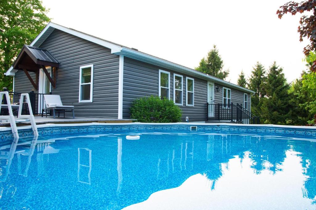 ein Haus mit einem Pool vor einem Haus in der Unterkunft Maple Retreat ? Spacious Pool in Dundee