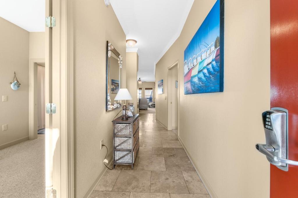 un couloir d'un couloir de l'hôpital avec un couloir dans l'établissement SP201N - Sea-N-Sanity, à Kill Devil Hills