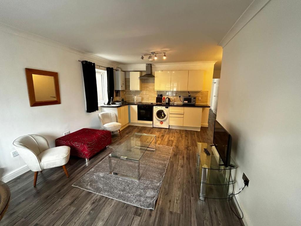 ein Wohnzimmer mit einem Sofa und einem Tisch in der Unterkunft The Ruislip Apartment in Ruislip