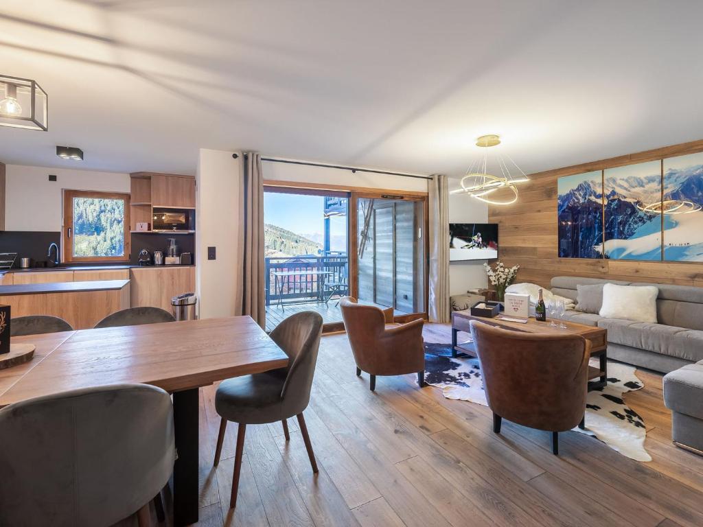 un salon avec une table, des chaises et un canapé dans l'établissement Appartement 4* au centre de Courchevel Moriond, 4 chambres, 98m², 10 pers, parking, WIFI - FR-1-563-79, à Courchevel