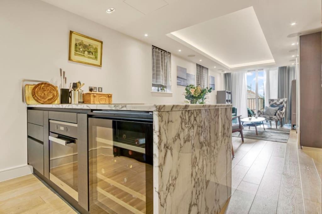 Kuchyň nebo kuchyňský kout v ubytování Canal Side Luxury 1 Bed Chelsea