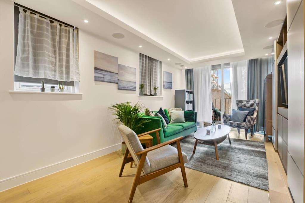 Posezení v ubytování Canal Side Luxury 1 Bed Chelsea