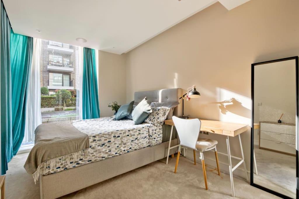 Postel nebo postele na pokoji v ubytování Canal Side Luxury 1 Bed Chelsea