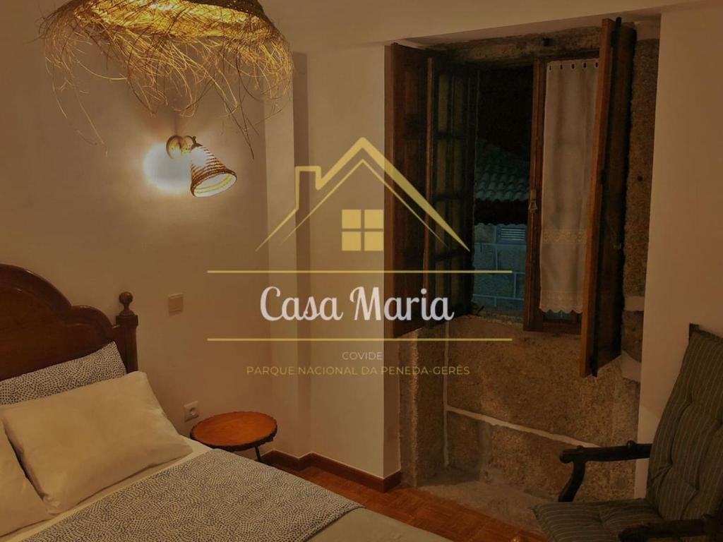 Schlafzimmer mit einem Bett und einem Fenster in der Unterkunft Casa Maria in Terras de Bouro