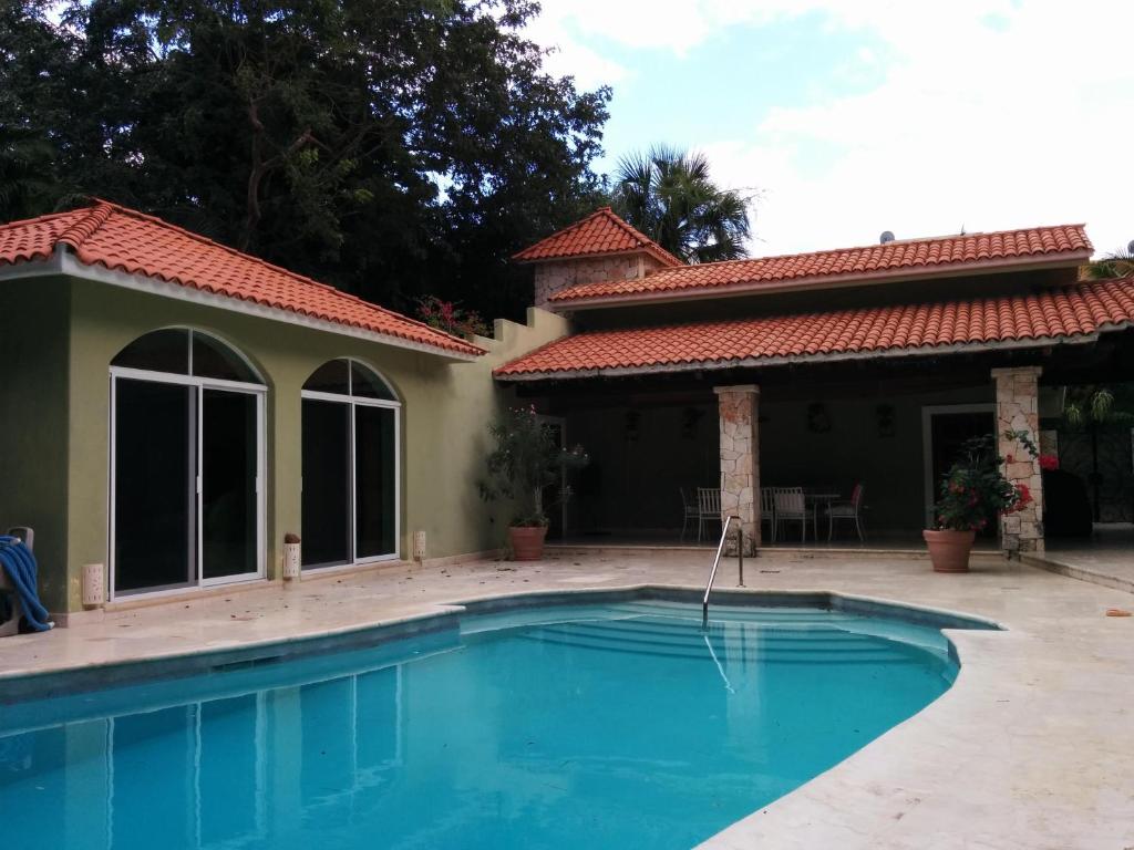 una piscina di fronte a una casa di Casa Beard, Spacious Guest House with High Speed WiFi & Pool. a Playa del Carmen