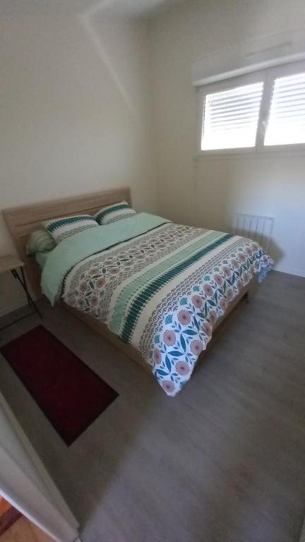 Een bed of bedden in een kamer bij Appartement Vannes