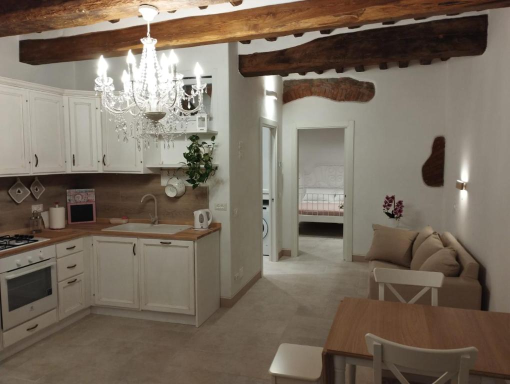 a kitchen and living room with a chandelier at Casa Erica in Cortona