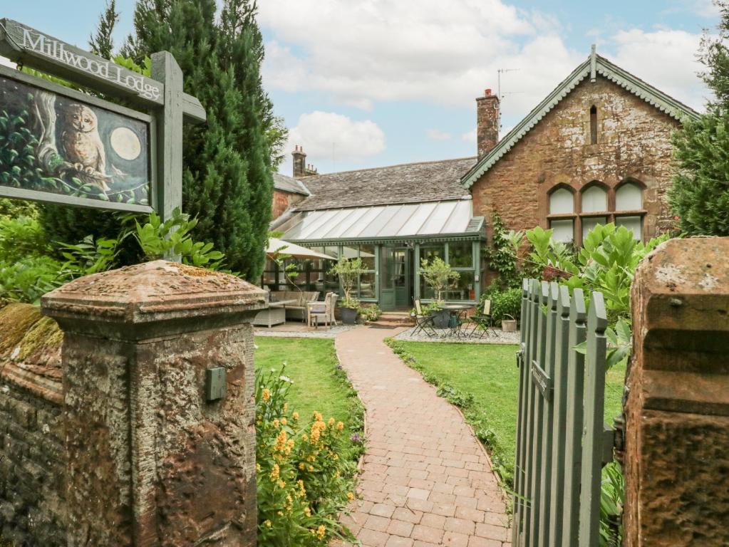 una casa con un cartello davanti di Millwood Lodge a Barrow in Furness