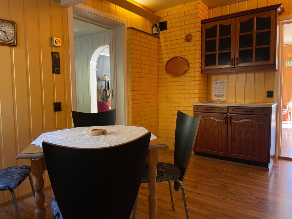 Kuchyň nebo kuchyňský kout v ubytování Svingen Guesthouse - Panoramic Fjord Views in Flåm