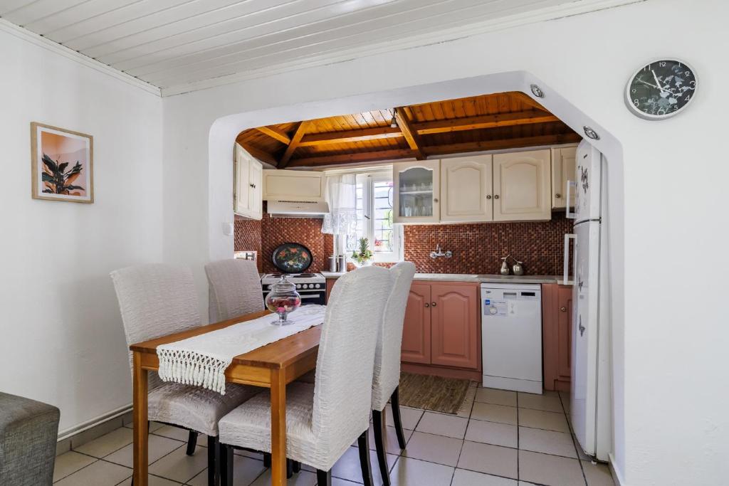 Кухня или мини-кухня в Machis House Skopelos
