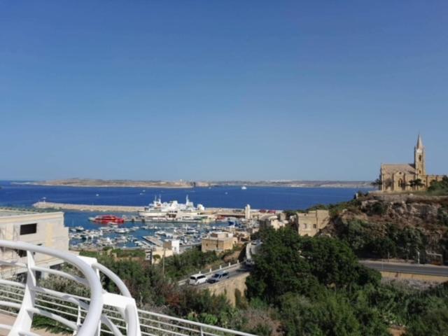 - une vue sur une ville avec un bateau de croisière dans l'eau dans l'établissement East Breeze Penthouse, à Mġarr