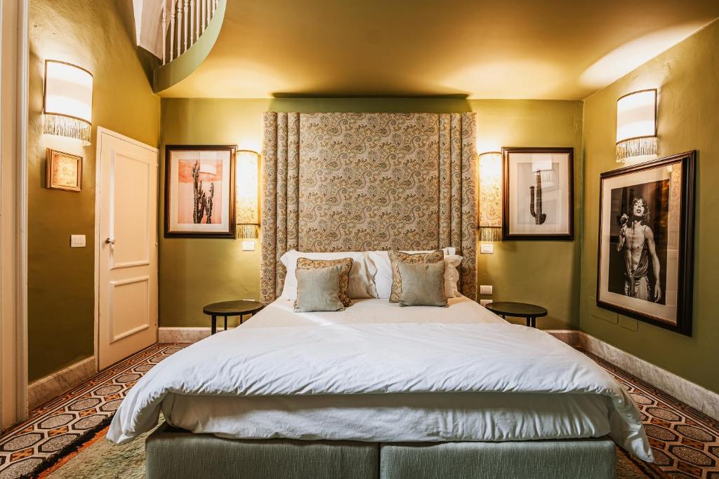 sypialnia z dużym łóżkiem w pokoju w obiekcie Palazzo Flora w mieście Gallipoli