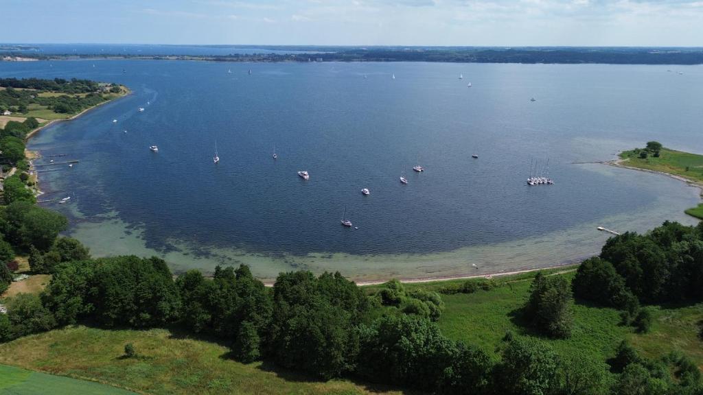 una vista aérea de un gran lago con barcos. en Fjordvejen Apartments, en Gråsten