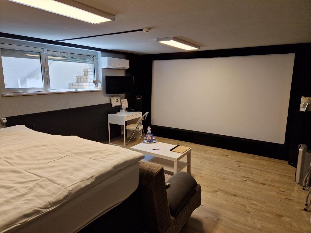 Zimmer mit einem Bett und einer Leinwand in der Unterkunft GAPSAH-das Apartment mit Kino in Genhülsen