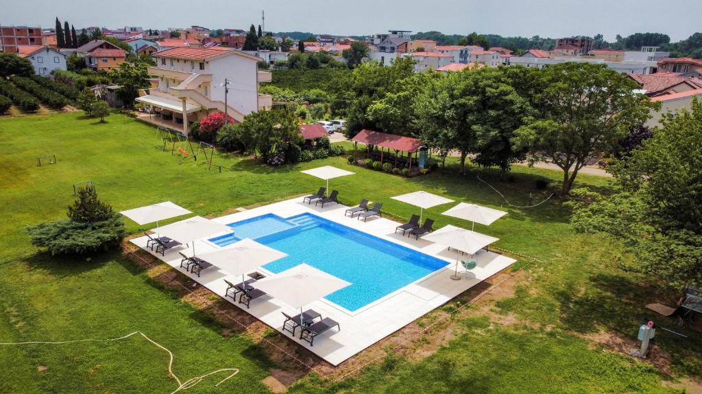 an overhead view of a swimming pool in a yard at Apartments Rudaj in Ulcinj