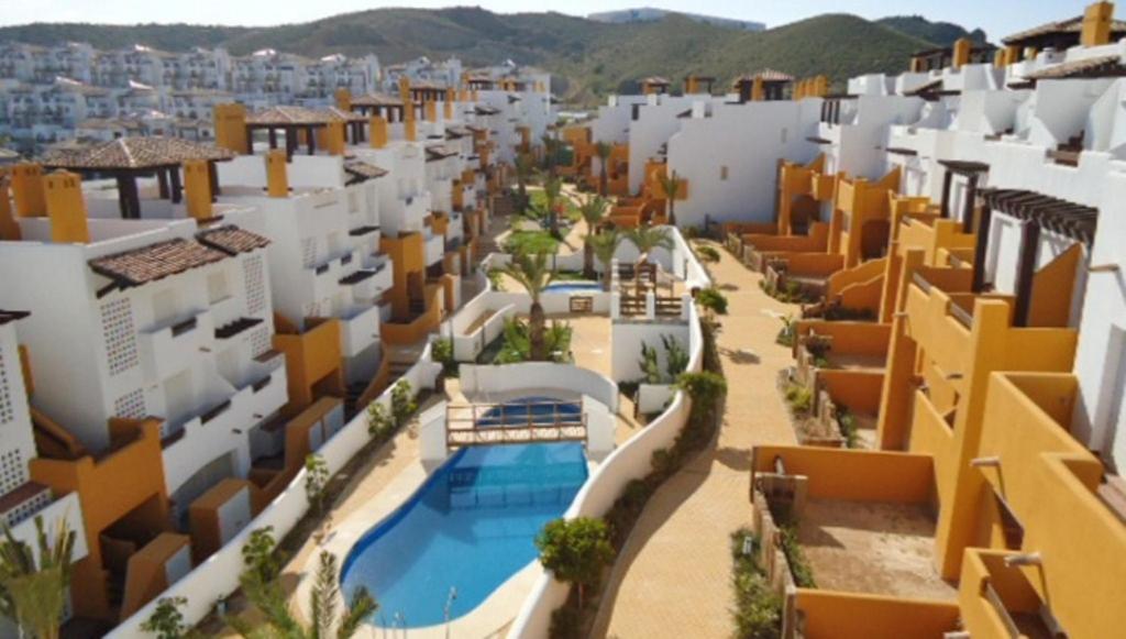 Vista arial de um resort com piscina e edifícios em Vera Playa Casa Nova em Vera