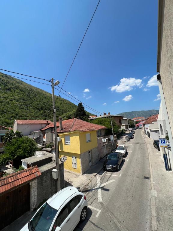 Nespecifikovaný výhled na hory nebo výhled na hory při pohledu z penzionu