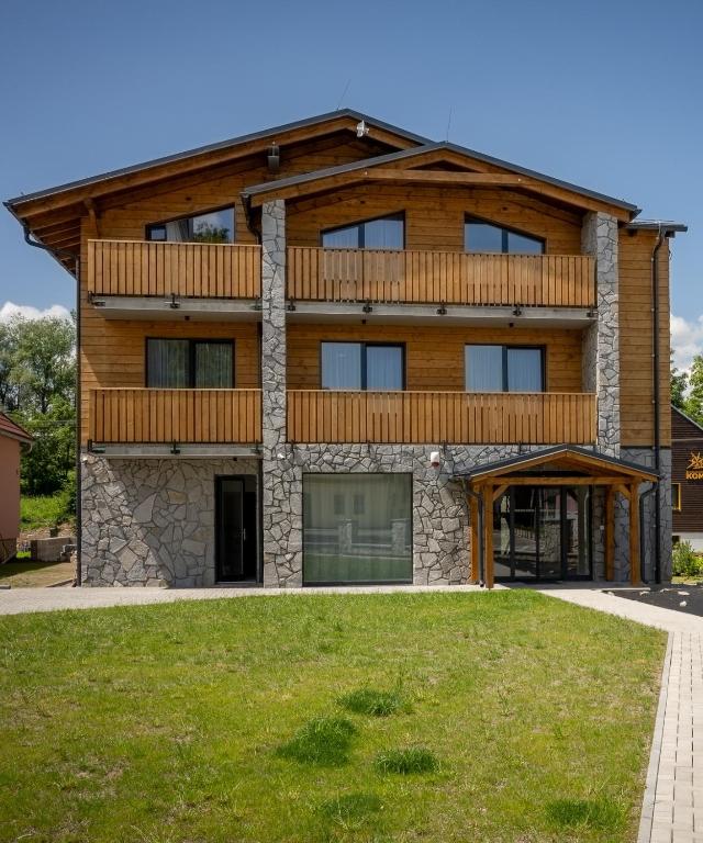 una grande casa in legno con balcone di Berg Liptov a Liptovský Mikuláš