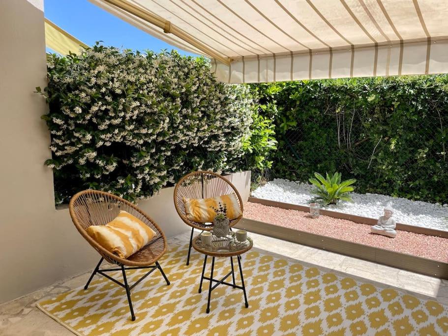 deux chaises et une table sur une terrasse dans l'établissement Studio La Douce, à Vallauris