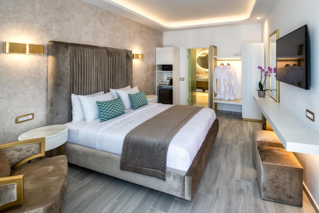 Łóżko lub łóżka w pokoju w obiekcie Aura Suites