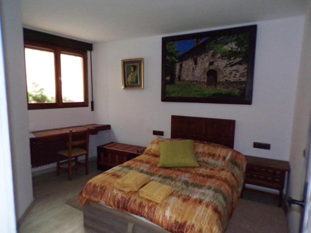 - une chambre avec un lit, une table et une fenêtre dans l'établissement Apartamentos Jose Andres, à Viana