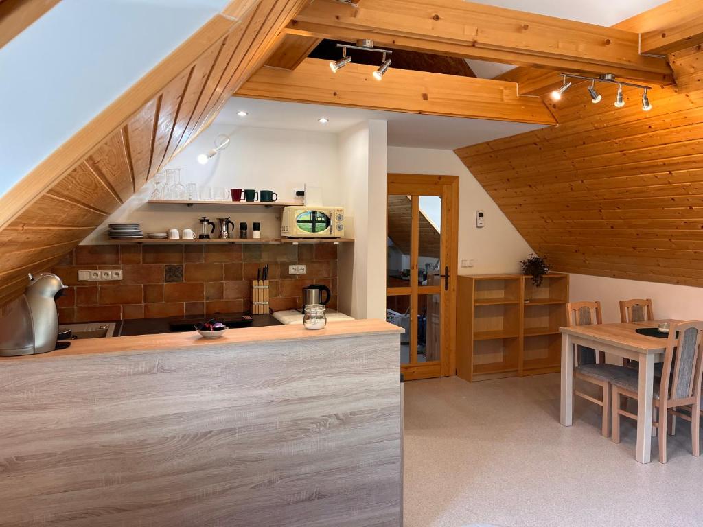 Kuchyň nebo kuchyňský kout v ubytování HOFBERG Apartmán