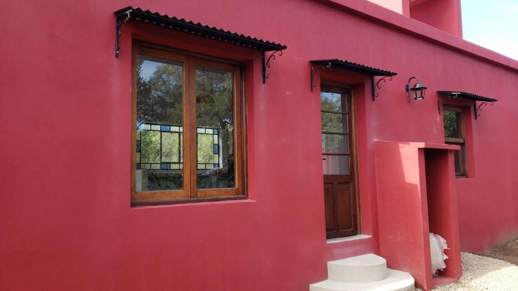 Los MollesにあるCon vista a las sierras, Villa Las Rosas, Traslasierras, Cordobaの赤い建物