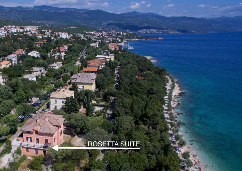 uma vista aérea de um resort numa praia em Rosetta Suite em Novi Vinodolski