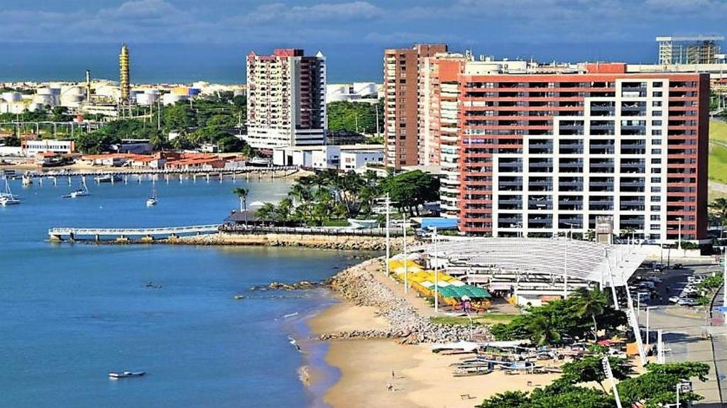 - une vue sur une plage avec des bâtiments et une ville dans l'établissement Seaflats Iate Plaza Hotel, à Fortaleza