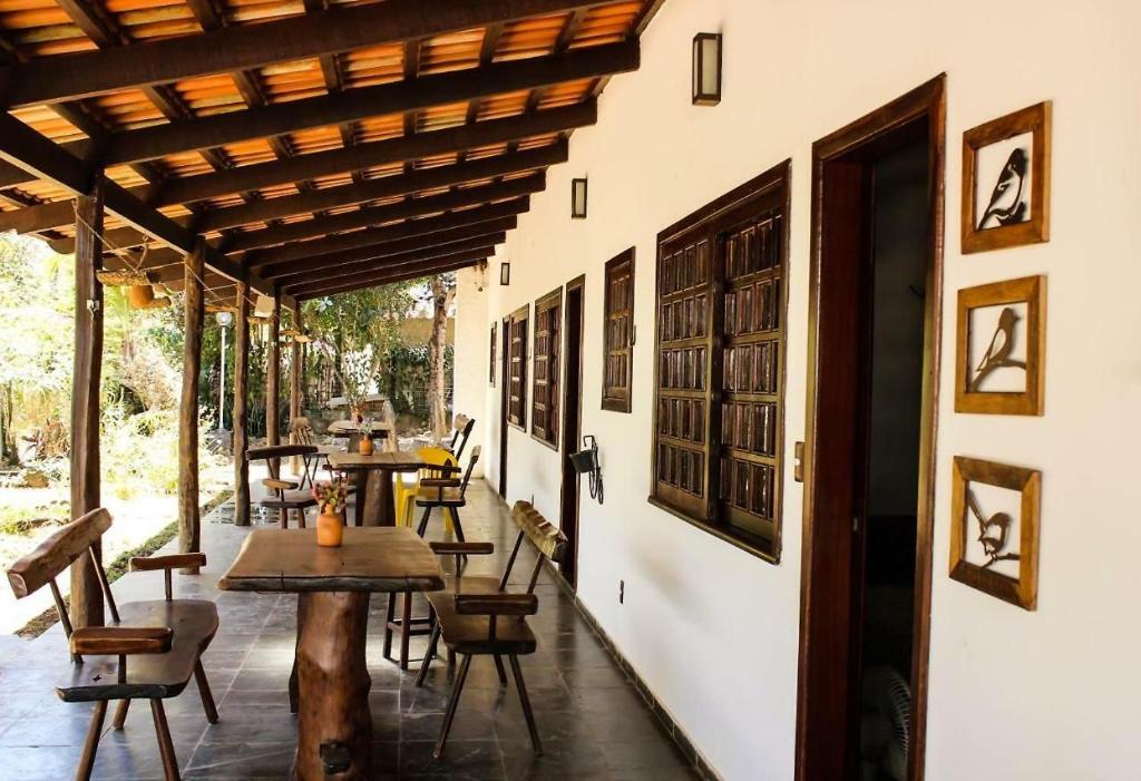 patio ze stołami i krzesłami w restauracji w obiekcie POUSADA PALIPALAN w mieście São Jorge