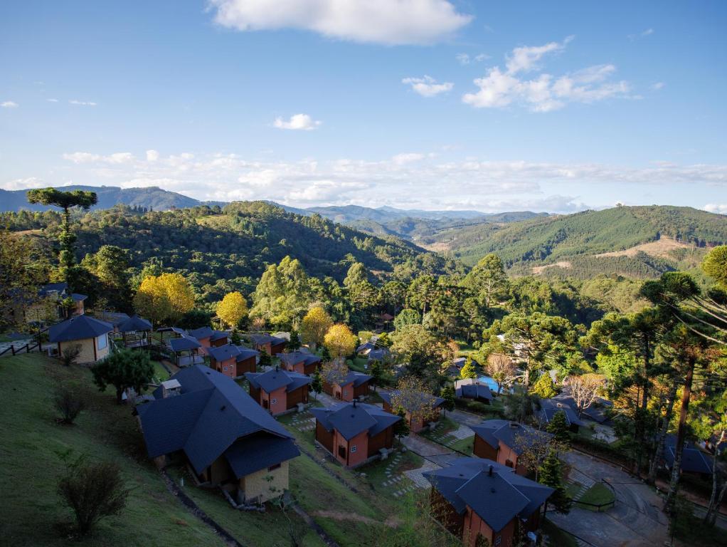 una vista aérea de un pequeño pueblo en las montañas en Pousada Varanda das Colinas, en Monte Verde