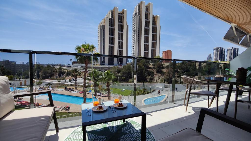 balcone con vista sulla piscina e sugli edifici di SUNSET WAVES relax apartment a Benidorm