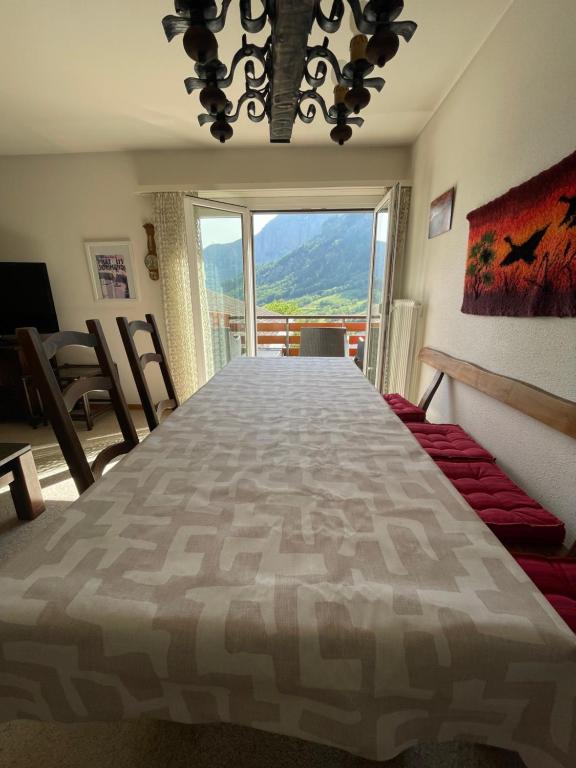 Postel nebo postele na pokoji v ubytování Ideally located 3.5 rooms flat