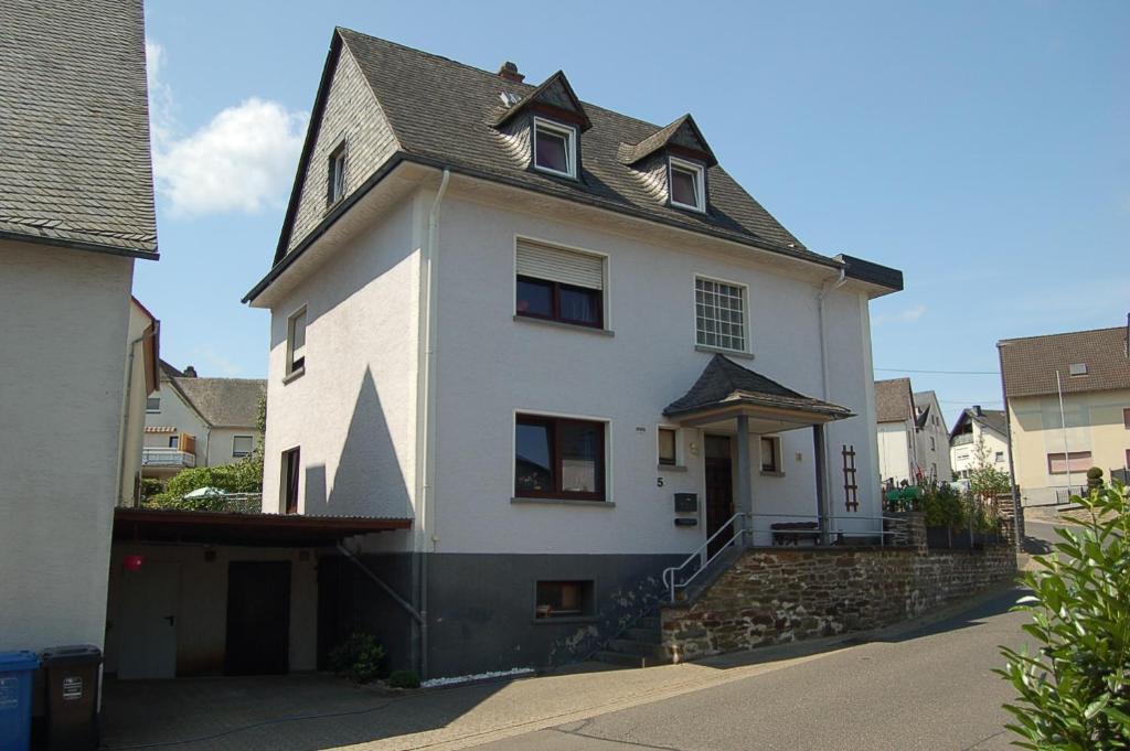 Niederburger Herberge في Niederburg: بيت أبيض بسقف أسود