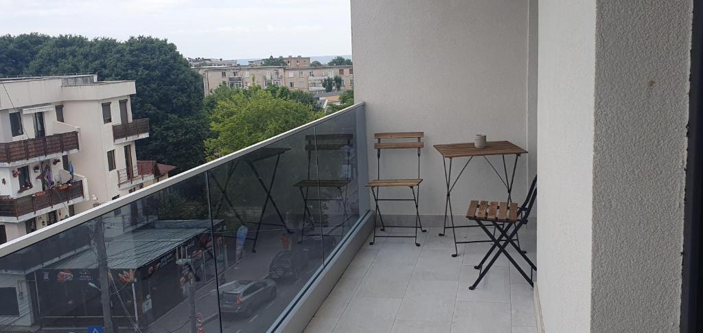 een balkon van een gebouw met een tafel en stoelen bij Joy Apartments in Mangalia