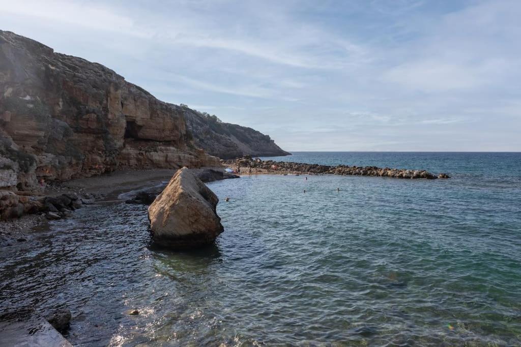 una gran roca en el agua junto a una playa en Valerios & Maria, en Gerani