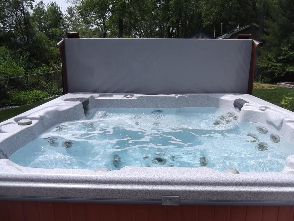 una bañera de hidromasaje en Great Escape, en New Buffalo
