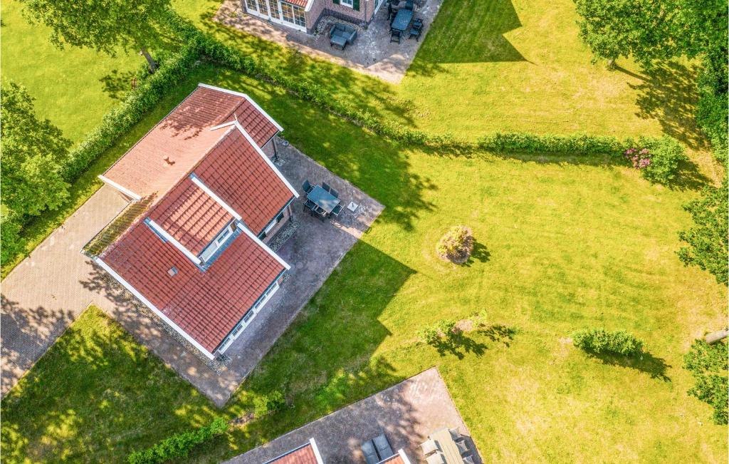 widok na dach domu z czerwonym dachem w obiekcie Buitengoed Het Lageveld - 84 w mieście Hoge-Hexel
