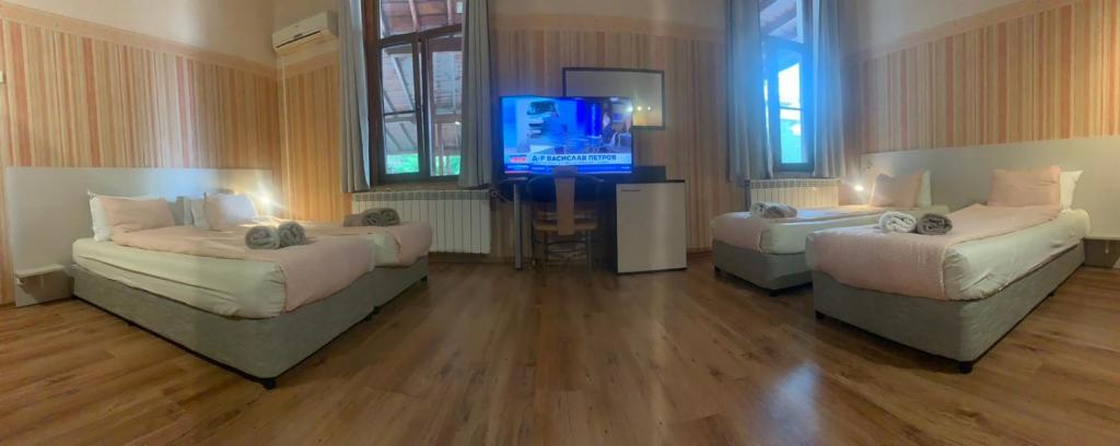 Postel nebo postele na pokoji v ubytování Roger's Hotel