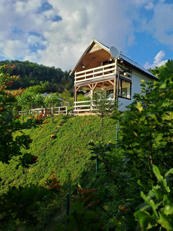 uma casa no topo de uma colina relvada em Natural House em Visoko
